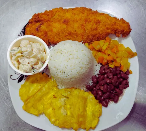 Casado con filet de pescado
