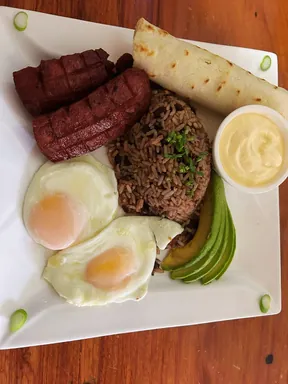 Pinto con bistec y huevos